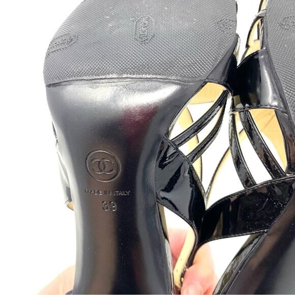 CHANEL CC LOGO BLACK PATENT LEATHER SANDALS HEELS EU 39 / US 9 - Picture 7 of 10
